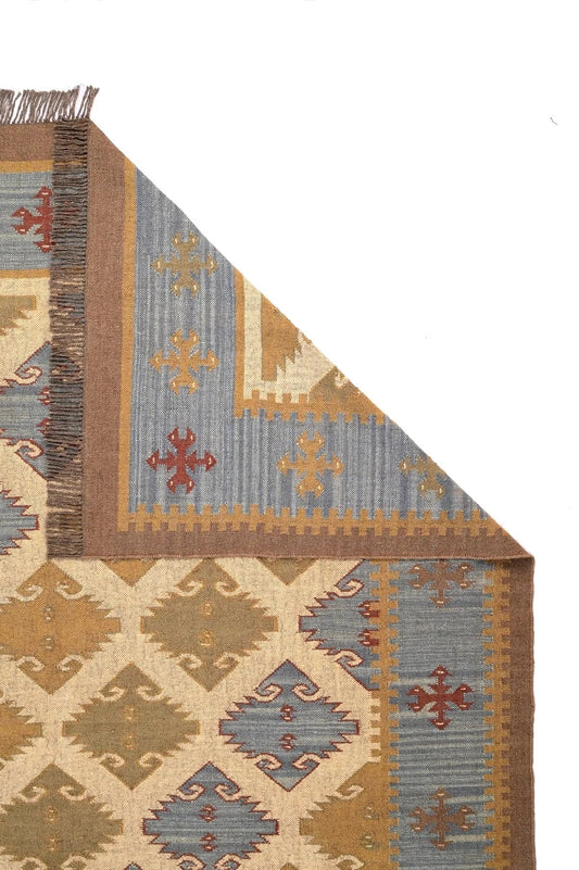 alfombra kilim color azul, etnica, de fibras naturales