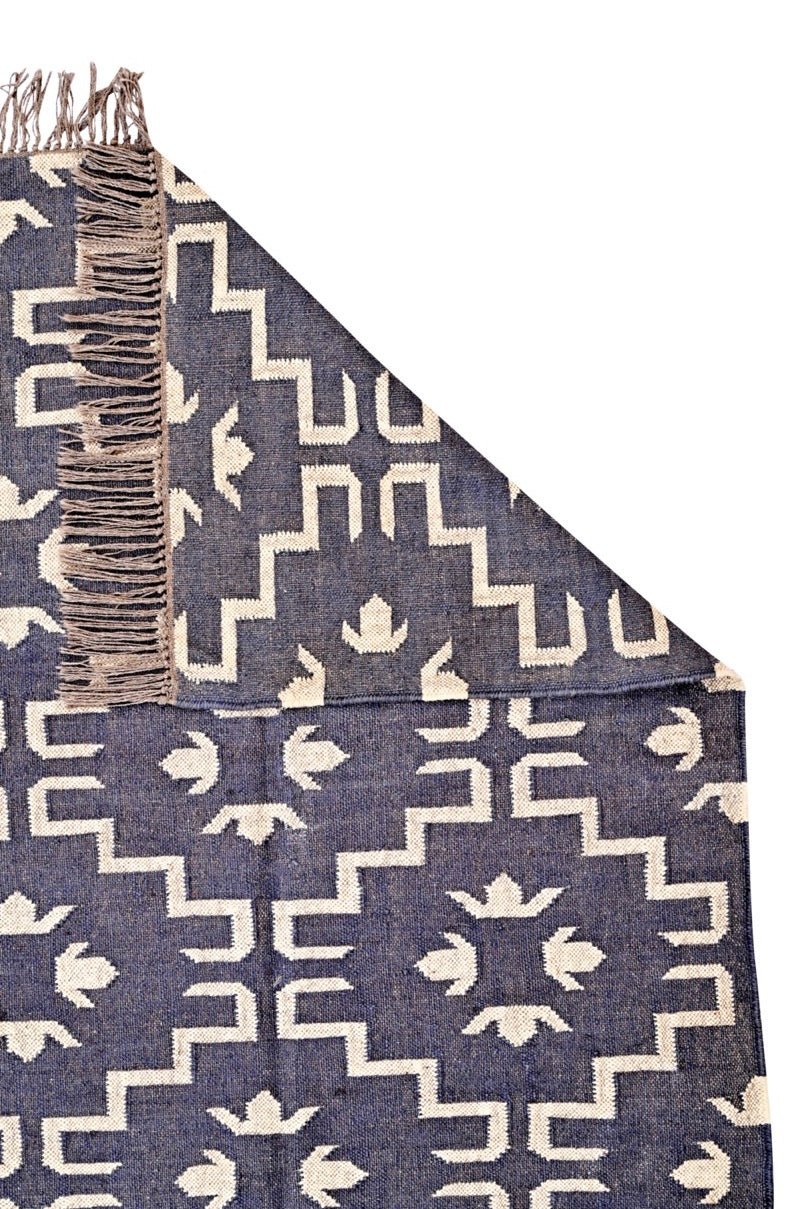 alfombra kilim color azul, patrones geometricos