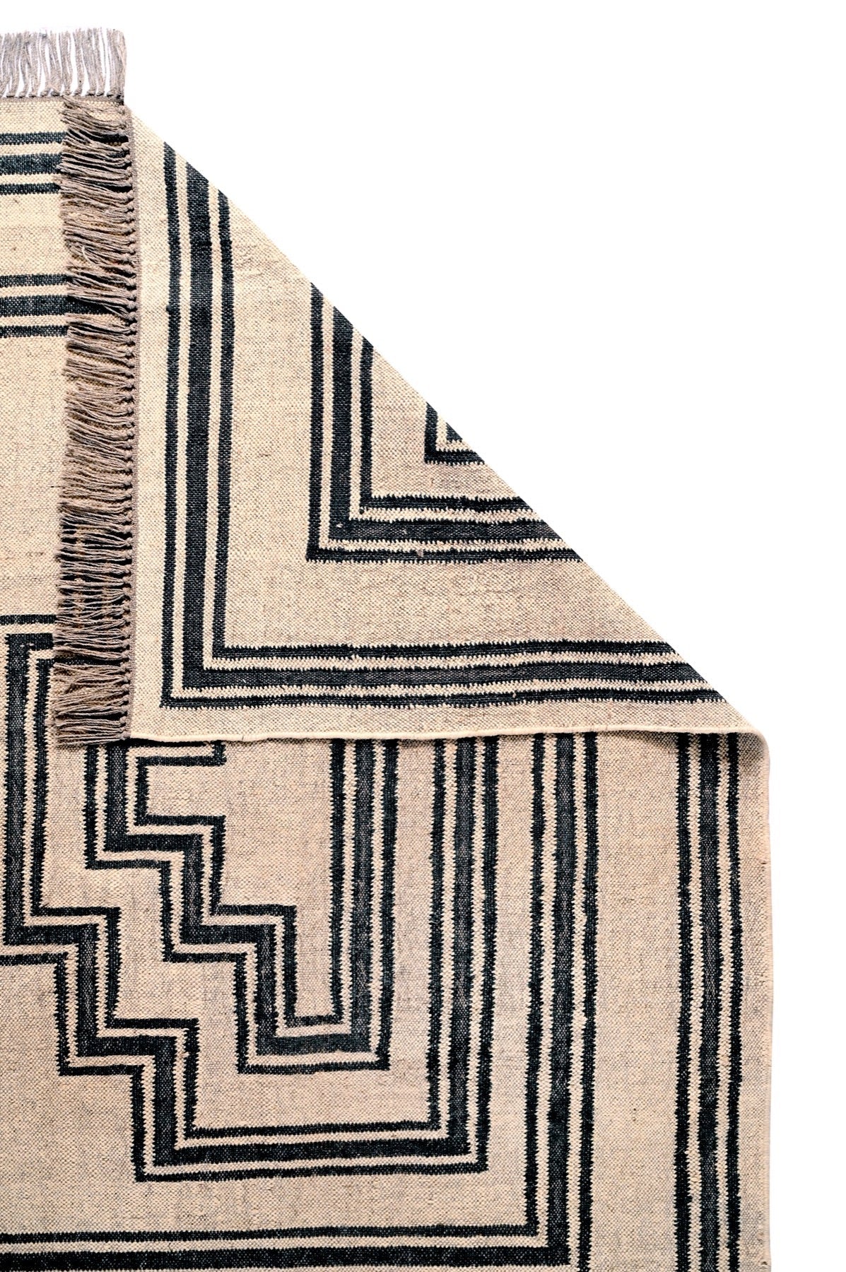 alfombra kilim moderna de patrones geometricos, color blanco y negro