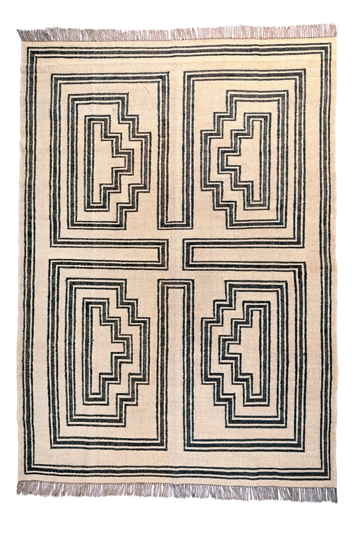 alfombra kilim moderna de patrones geometricos, color blanco y negro