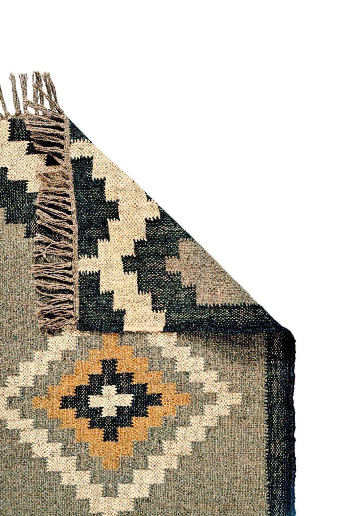 alfombra kilim, de lana y yute,  pequeña,  ,étnica, geométrica, color blanco y negro  reversible, artesanal, India.