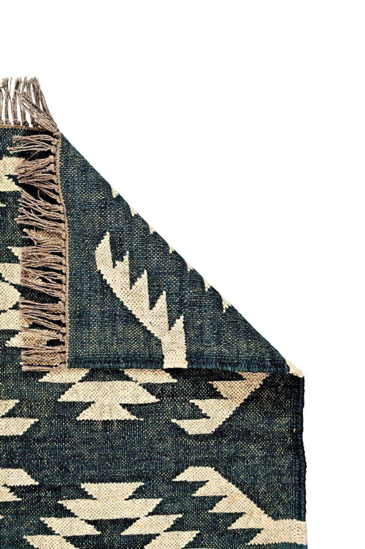 alfombra kilim, de lana y yute,  pequeña, geometrica, color blanco y negro, reversible, artesanal, India.