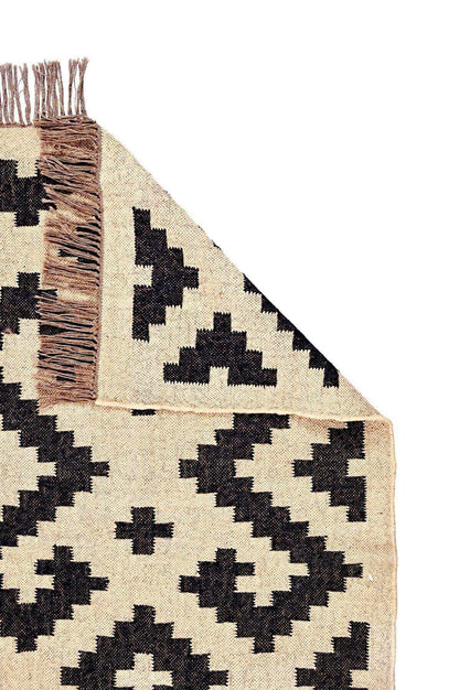 alfombra kilim, de lana y yute,  pequeña, étnica,  blanco, negro, geométrica,  reversible, artesanal, moderno,India.