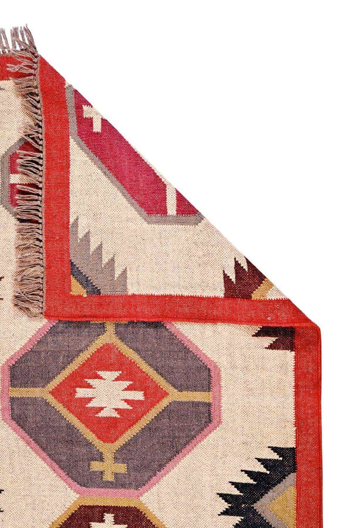 alfombra kilim, de lana y yute,  pequeña, étnica, rojo, blanco, beige, negro, rosageométrica,  reversible, artesanal, India.